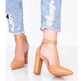 Kamel pumpar på stolpen i Glamour -krokodilhudmönstret brun 1