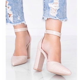 Beige pumpar på stolpen i mönstret Glamour krokodilhud 1