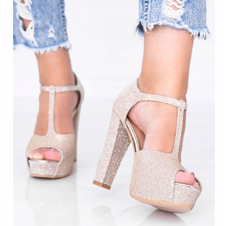 Glänsande guldpumpar på Elissa -stolpen gyllene 1