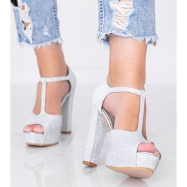 Glänsande silverpumpar på Elissa -stolpen 1