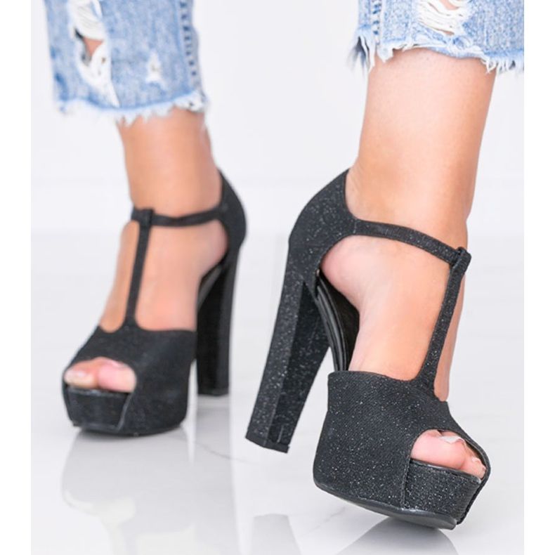 Glänsande svarta pumpar på Elissa -inlägget 1