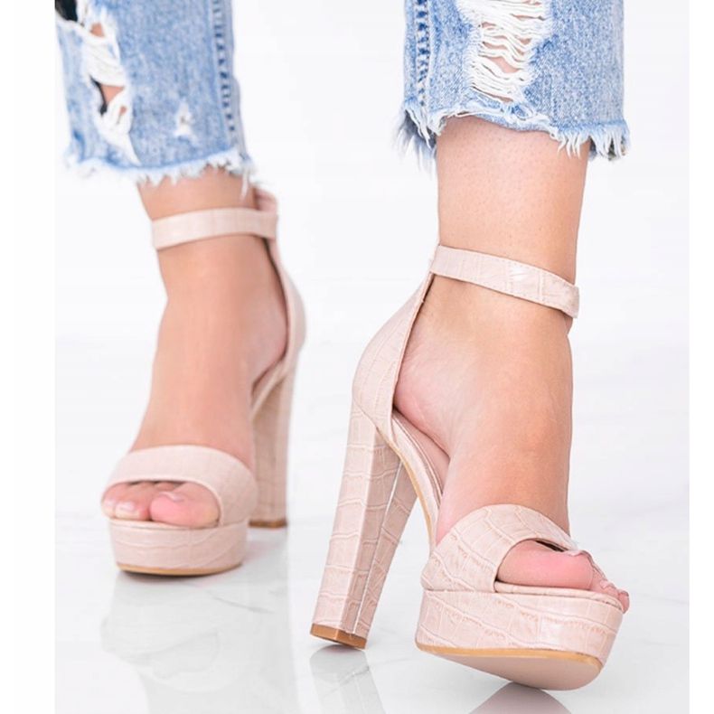 Beige sandaler på en stolpe i Avila krokodilhudsmotiv 1