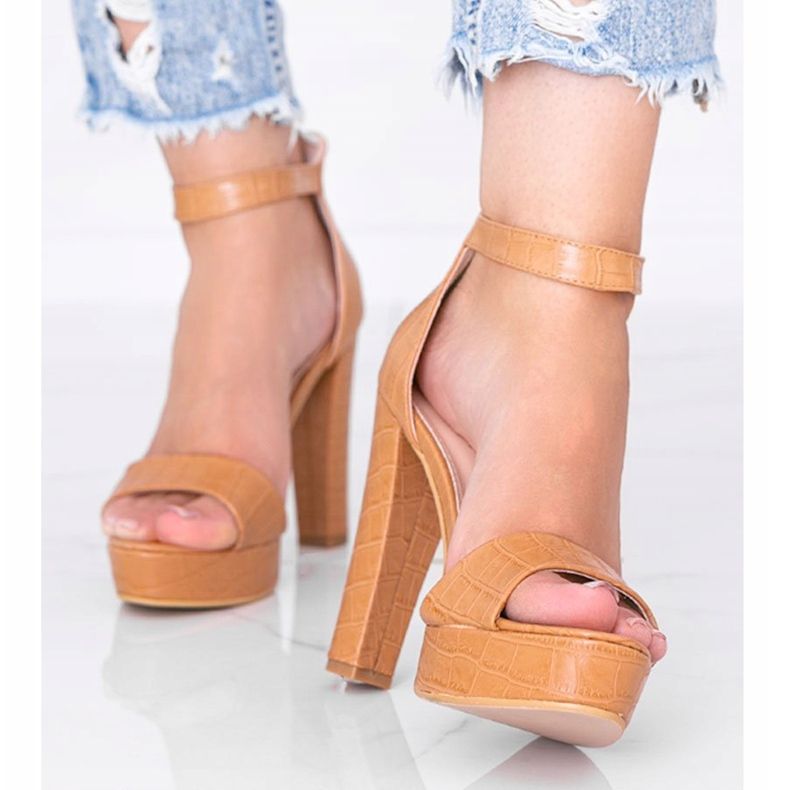 Kamel sandaler på en stolpe i Avila krokodilskinnsmotiv brun 1