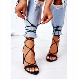 PS1 Knutna sandaler på en svart catwalkbar 2