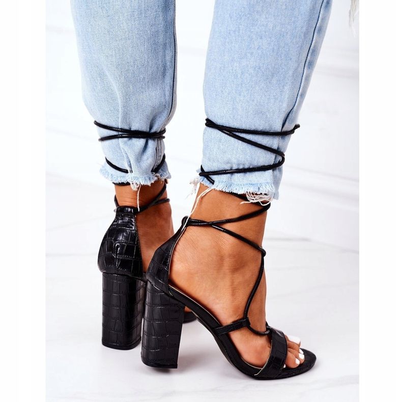 PS1 Knutna sandaler på en svart catwalkbar 1