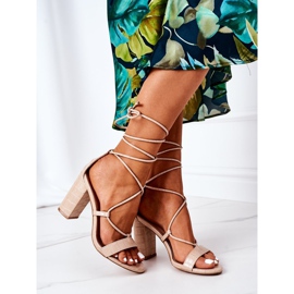 PS1 Knutna sandaler på en Beige Catwalk Bar 1