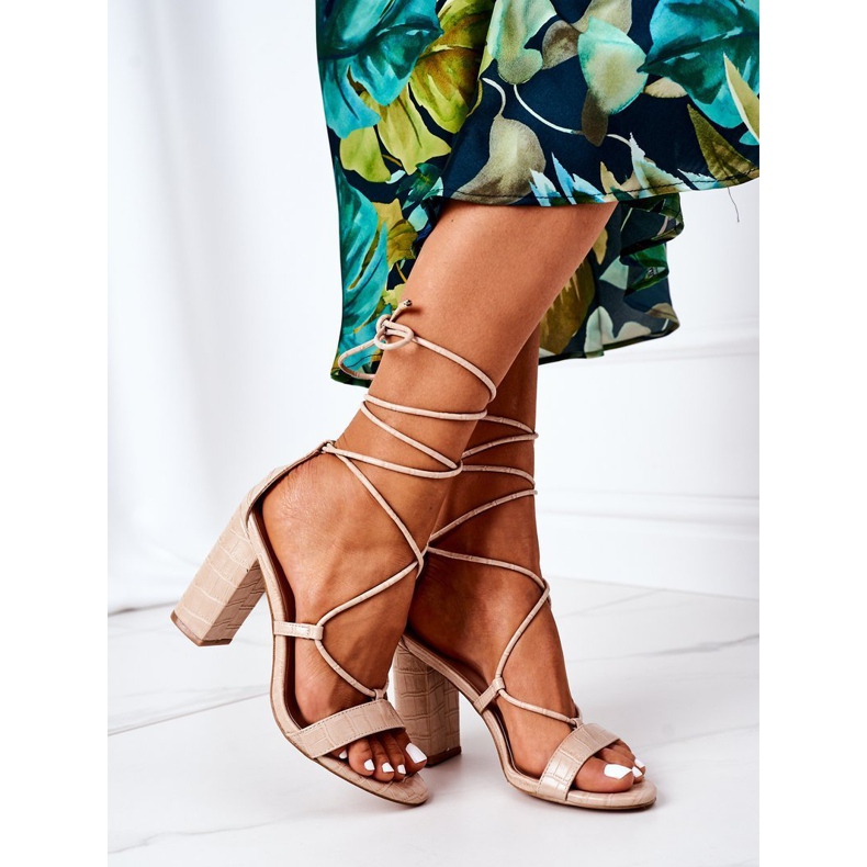 PS1 Knutna sandaler på en Beige Catwalk Bar 1