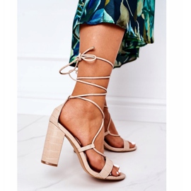 PS1 Knutna sandaler på en Beige Catwalk Bar 2