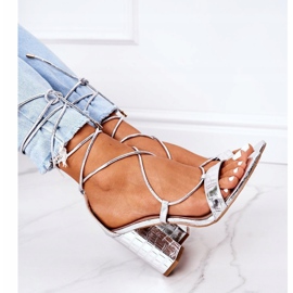 PS1 Knutna sandaler på en silvercatwalkbar 1