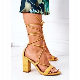 PS1 Knutna sandaler på en gul catwalkbar 2