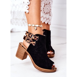 Mockasandaler på en bar Lu Boo svart leopard brun 2