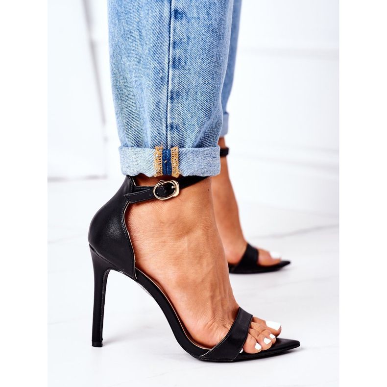 Eleganta sandaler på en svart Lu Boo -klack 1