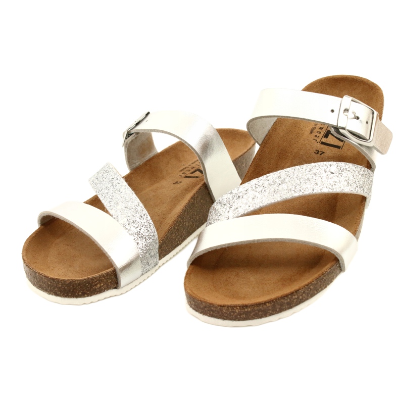 IZZI Kvinnors metalliska flip-flops-slay-läderinsats silver- 2