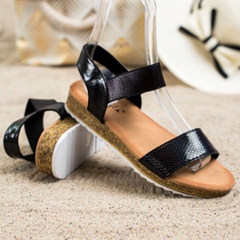 Kayla Glänsande ekolädersandaler svart 1