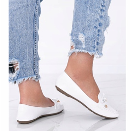 Vita mockasiner i Miriam -krokodilhudsmotivet 1