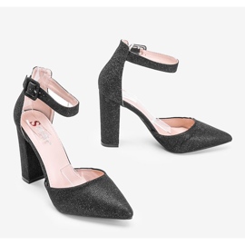 Svarta blanka pumpar på Milas inlägg 1