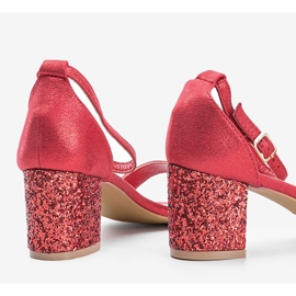 Röda sandaler på You Know -inlägget 1