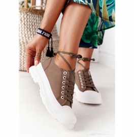 Kvinnors sneakers på den gröna restidplattformen 2