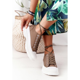 Kvinnors sneakers på den gröna restidplattformen 1