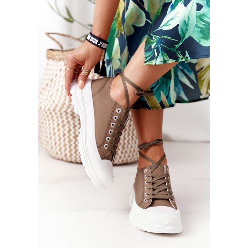 Kvinnors sneakers på den gröna restidplattformen 1