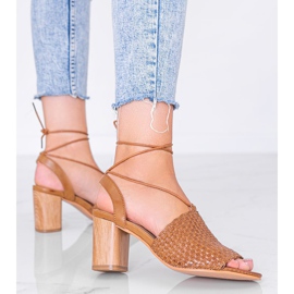 Bruna flätade sandaler på Estrella -stolpen 1