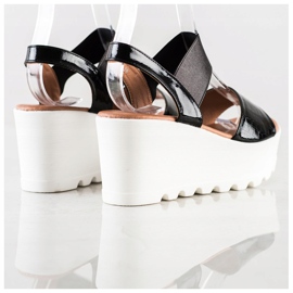 Weide Lätta sandaler på en vit kil svart 1