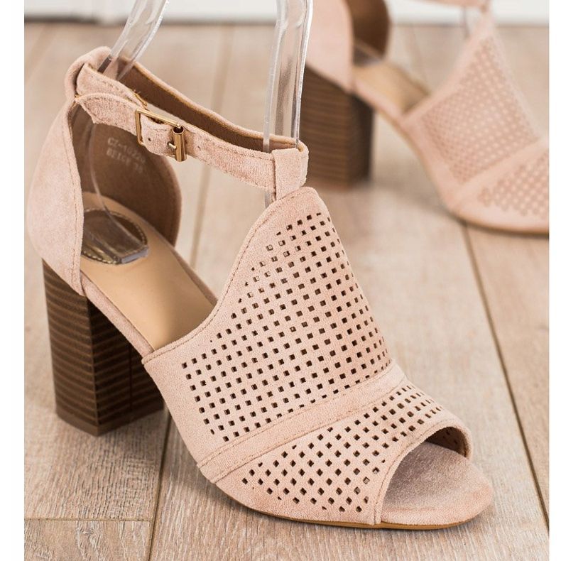 SHELOVET Inbyggda openwork sandaler beige 1