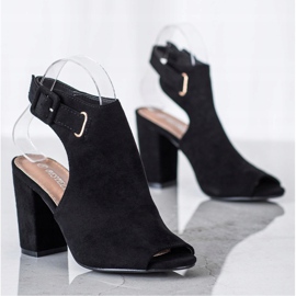 Bestelle Stängda sandaler med spänne svart 1