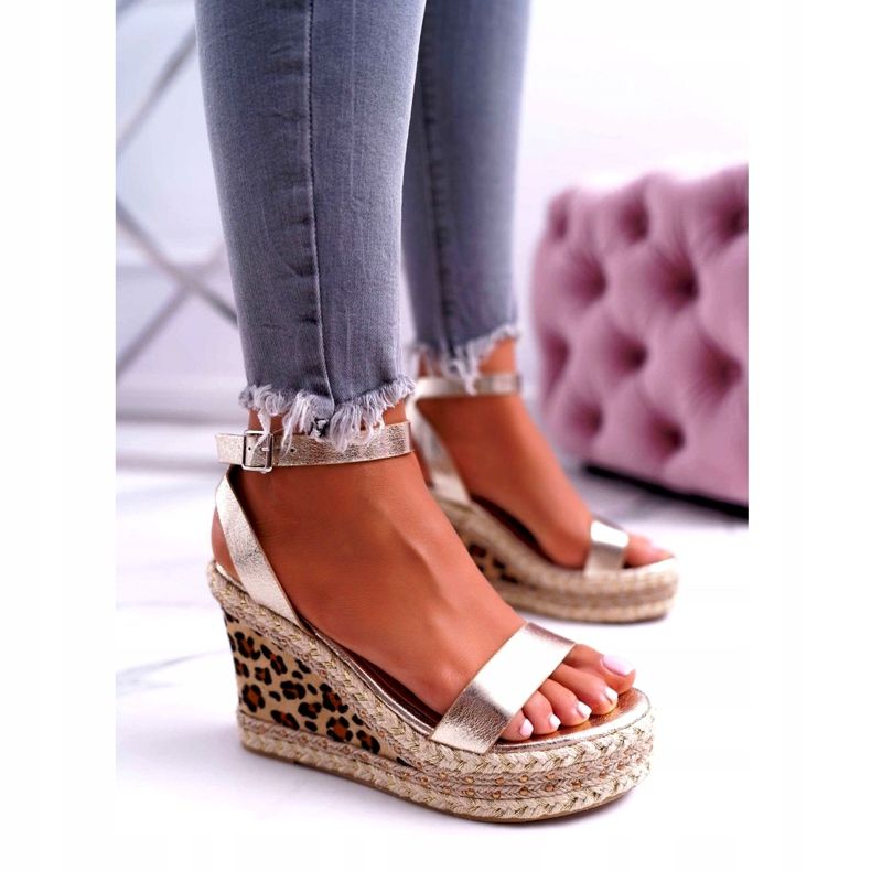 Kvinnors sandaler Lu Boo On a Wedge Linen Golden Shiran gyllene 4