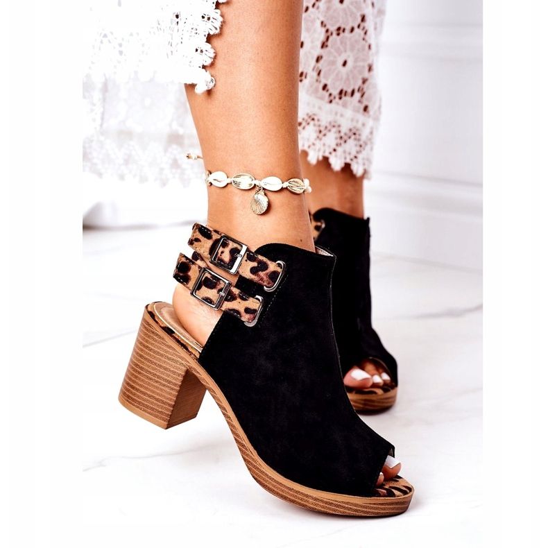 Mockasandaler på en bar Lu Boo svart leopard brun 2