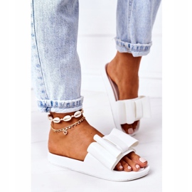 Gummi flip flops med en vit april rosett 2