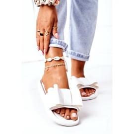 Gummi flip flops med en vit april rosett 1