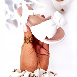 FR1 Barnsandaler med en vit Abbie -rosett 3