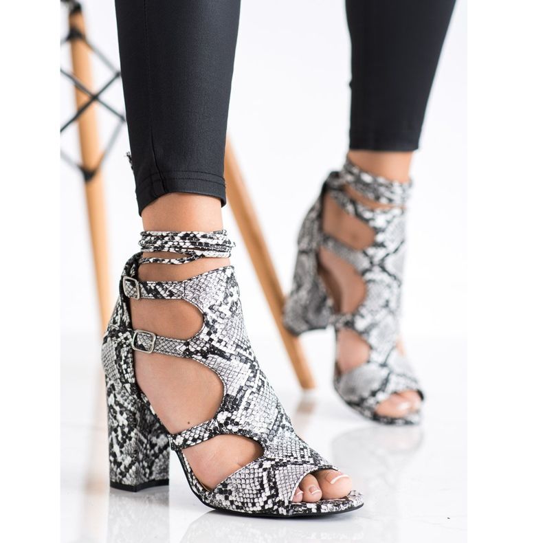 Bestelle Stängda sandaler med bindning svart 2