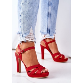PW1 Eleganta röda Anastasia -sandaler på en bar 1