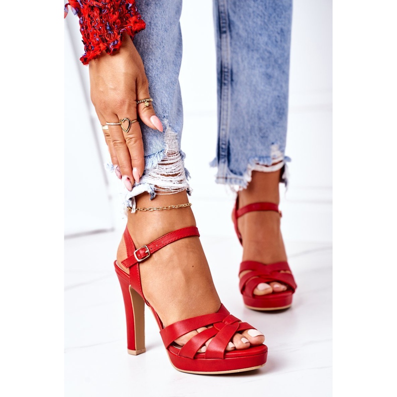PW1 Eleganta röda Anastasia -sandaler på en bar 2