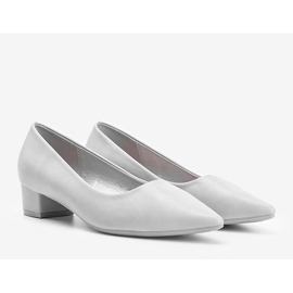 Grå pumpar på den låga Zafira -stolpen 1