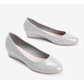 Grå pumps på Chantal låg kilklack 2