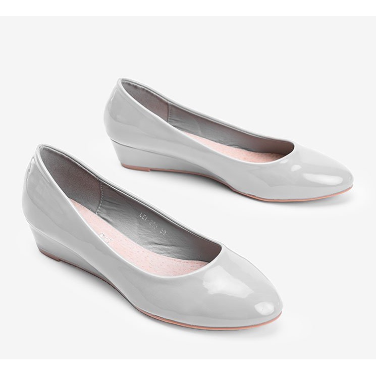 Grå pumps på Chantal låg kilklack 2