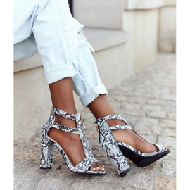 PS1 Svarta sandaler på en bar med ett ormmönster grå 2