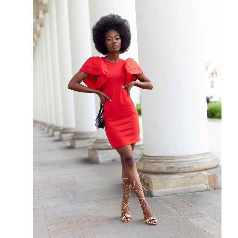 PS1 Knutna sandaler på en gyllene catwalkbar 2