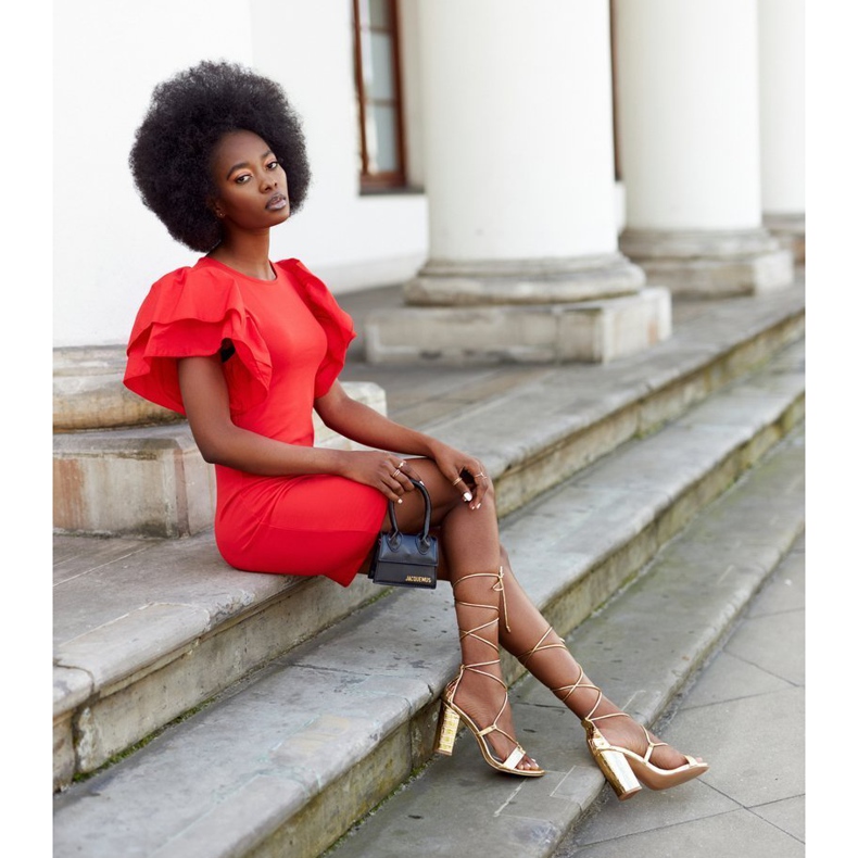 PS1 Knutna sandaler på en gyllene catwalkbar 4