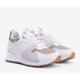 Beige sneakers med gyllene Yoisya -tillbehör 1