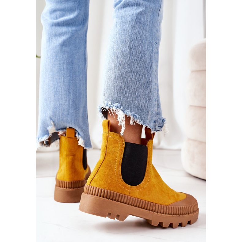 Mulanka Mockanarbetare på den gula plattformen följer med mig 2