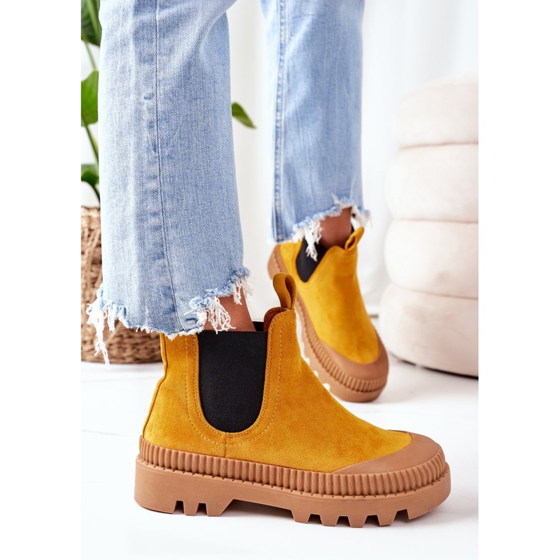 Mulanka Mockanarbetare på den gula plattformen följer med mig 1