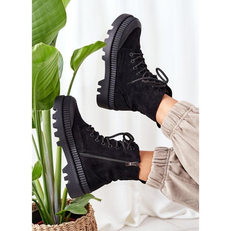 PV1 Mockanarbetare på den svarta plattformen Här är jag 1