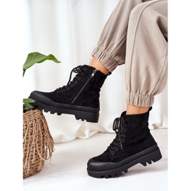 PV1 Mockanarbetare på den svarta plattformen Här är jag 2