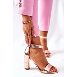 Klassiska lädersandaler på en bar Laura Messi 1760 Champagne rosa 1