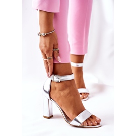 Klassiska lädersandaler på en bar Laura Messi 1760 silver 2