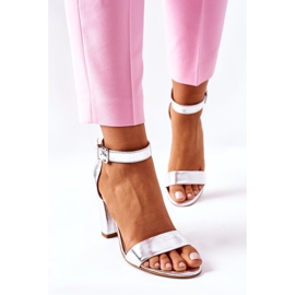 Klassiska lädersandaler på en bar Laura Messi 1760 silver 1